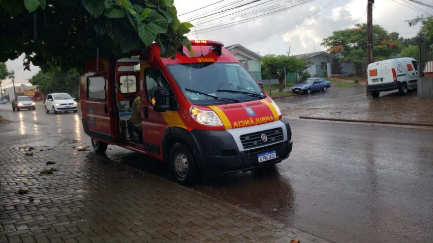 Mulher fica ferida em colisão entre carro e moto no bairro Floresta