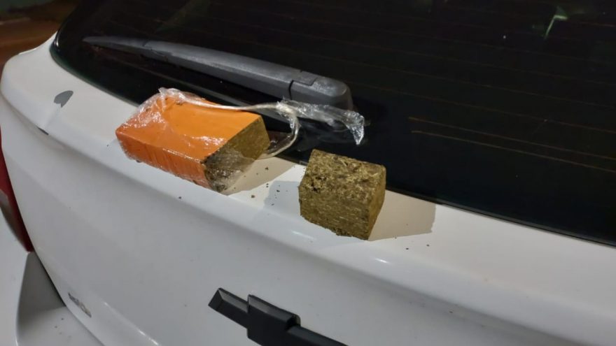 Polícia aborda Cruze na PR-180 e condutor é detido com 500 g de maconha