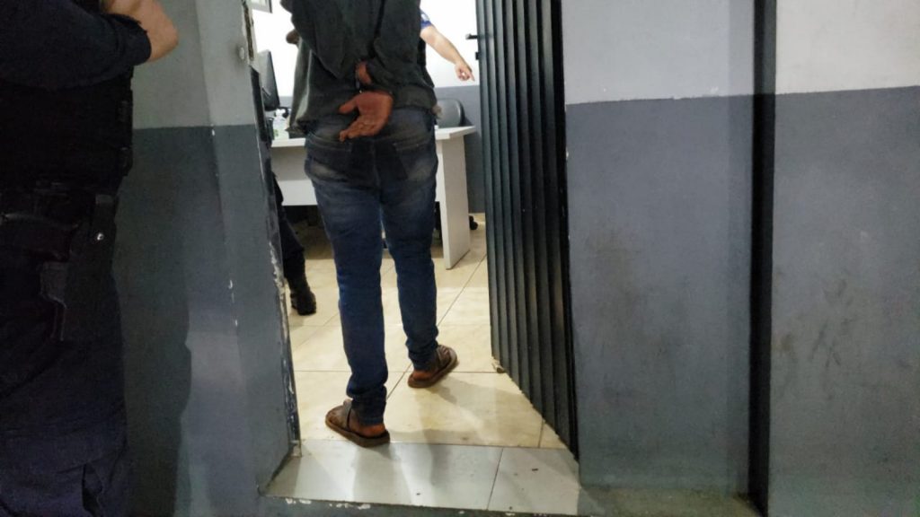 Indivíduo invade bar, pega TV, dinheiro e bebidas, mas acaba preso tentando levar S10