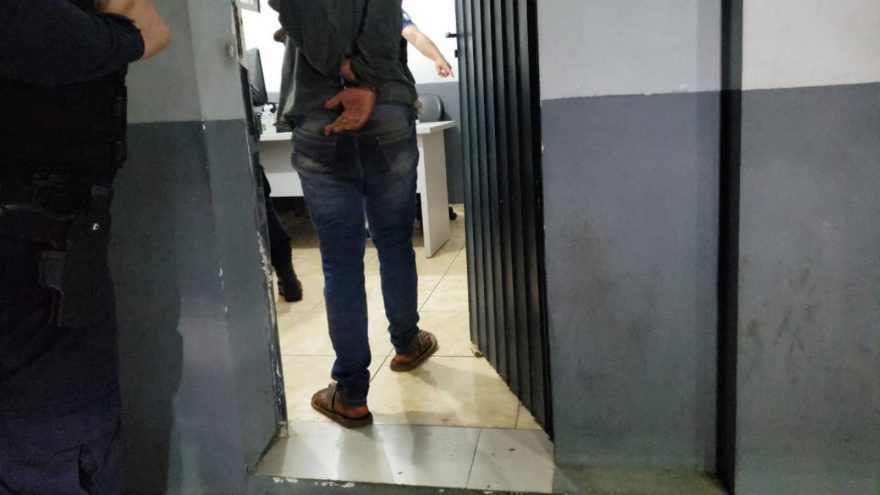 Indivíduo invade bar, pega TV, dinheiro e bebidas, mas acaba preso tentando levar S10