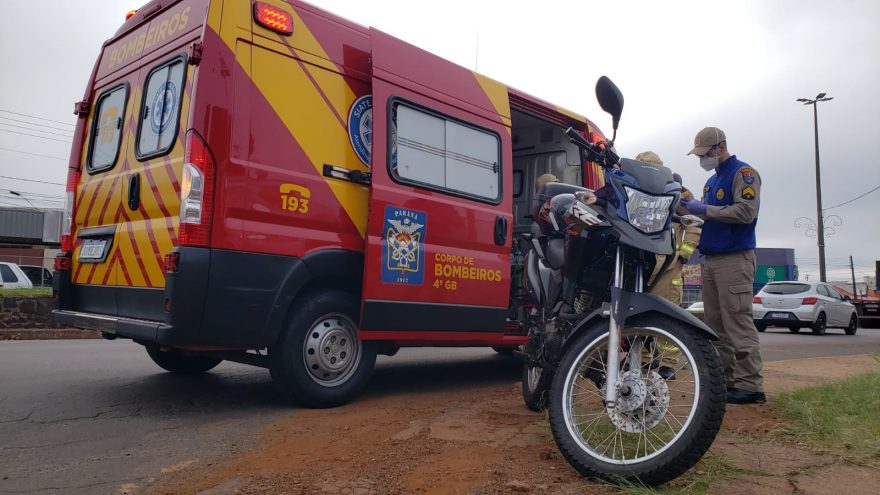 Jovem de moto bate em senhora de patinete e Corpo de Bombeiros é acionado