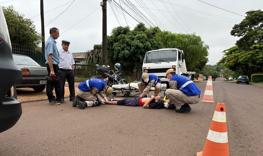 Motociclista fica ferido após atropelar cachorro e sofrer queda no Bairro Cataratas