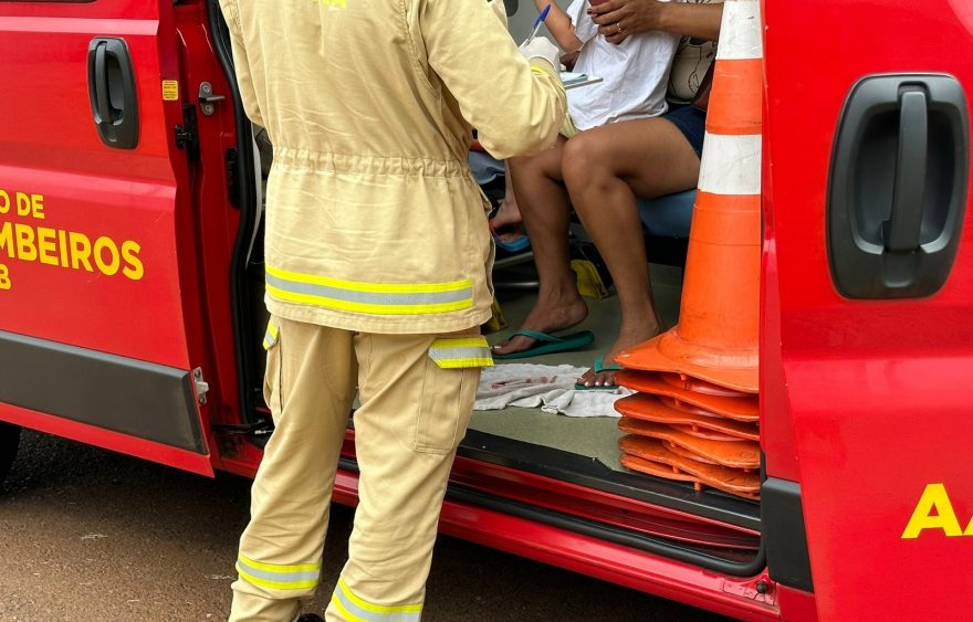 Criança de 4 anos fica ferida ao bater a testa na quina da janela
