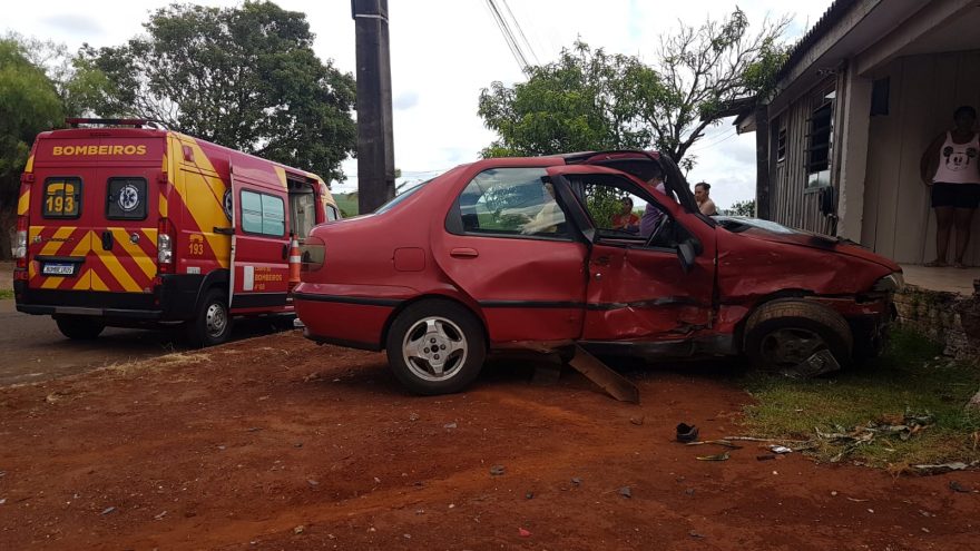 Carro fica destruído em grave acidente no Bairro Esmeralda