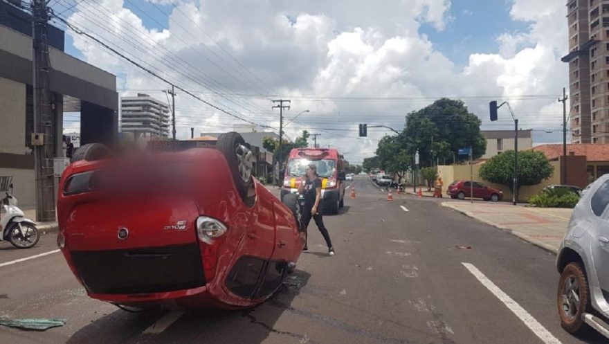 Após colisão, Palio capota e ocupantes saem ilesos