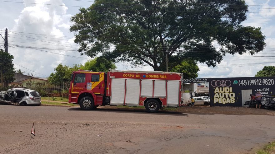 Bombeiros são acionados após incêndio em lenha próximo de edícula de residência