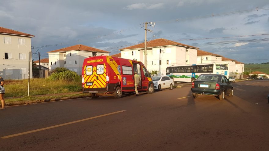 Vítima de acidente envolvendo ônibus do transporte coletivo é socorrida pelo Siate no Riviera