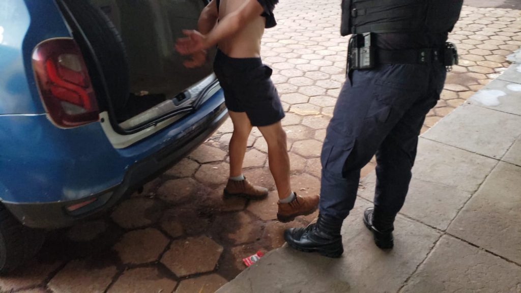 Homem descumpre medida protetiva contra mãe idosa, deixa-a para fora de casa e acaba detido no Alto Alegre