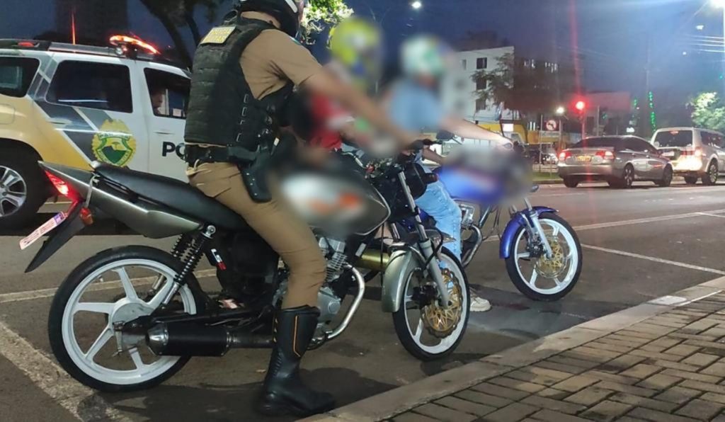 Moto com pendências é apreendida pela PM no Centro