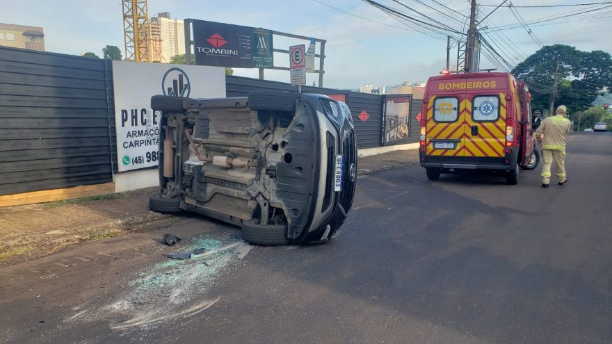Urgente: Carro tomba após colisão no Centro de Cascavel