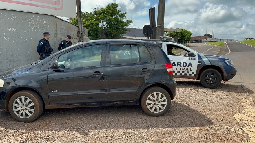 Veículo Volkswagen Fox tomado de assalto é recuperado na marginal da PRc-467