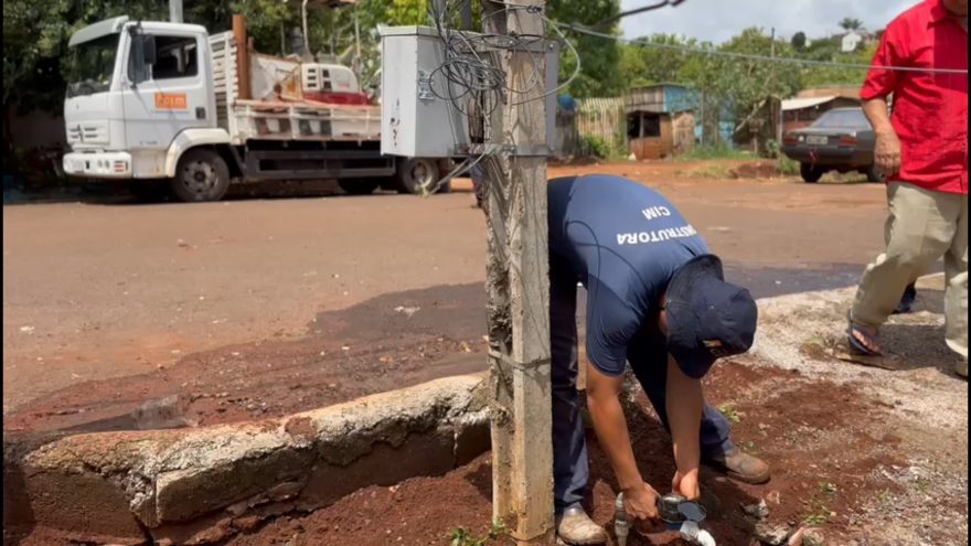 Sanepar desinstala gato de água no Floresta e moradores reclamam: “Não fazem a regularização”