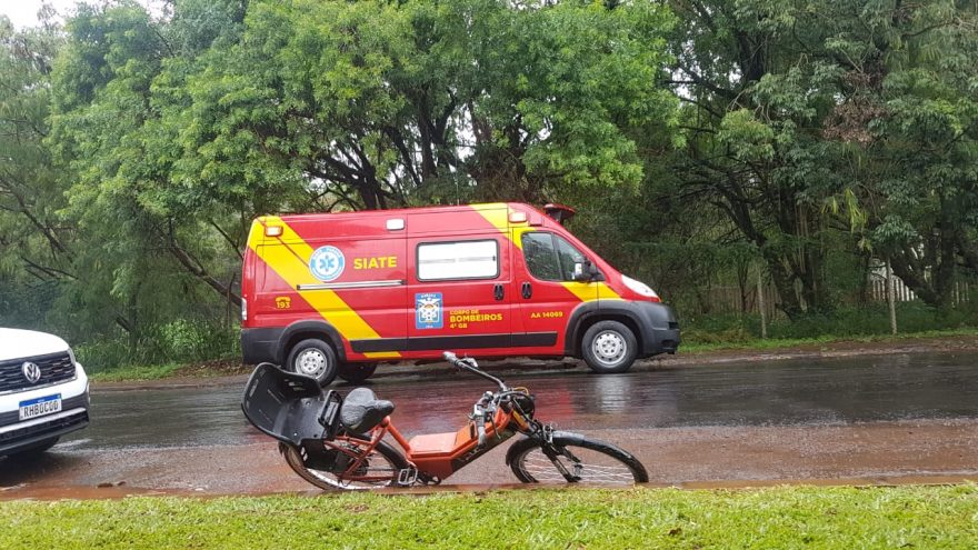 Ciclista fica ferida após colisão com Fiat Toro no Bairro Canadá