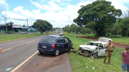Veículos ficam bastante danificados após colisão na BR-277 em Santa Tereza