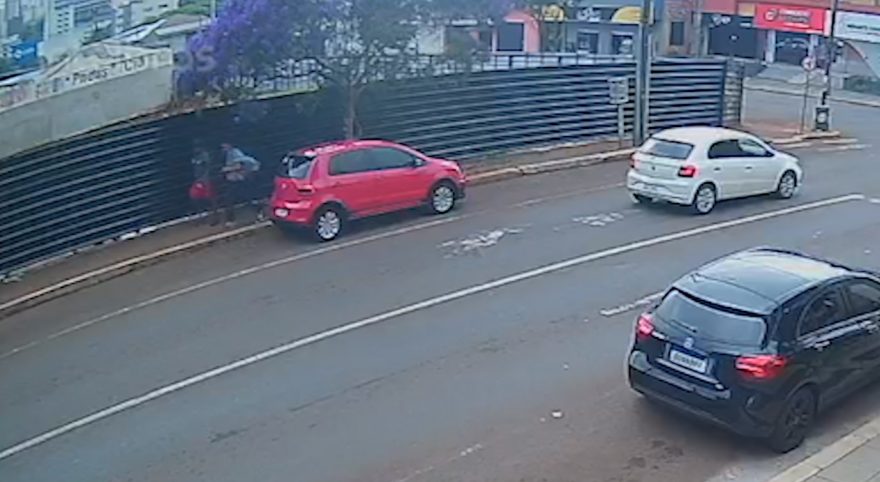 Vídeo mostra ladrões atirando paver em janela de carro e furtando carteira