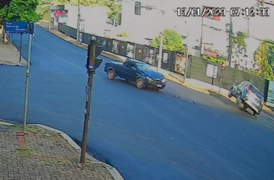 Vídeo mostra Creta capotando no Centro após colisão com Strada
