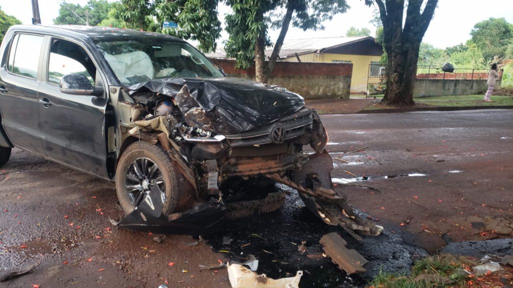 Amarok fica com parte frontal destruída após colidir contra árvore