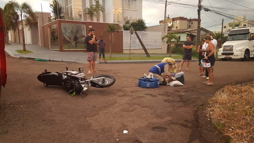 Motociclista fica ferida em colisão entre carro e moto no Claudete