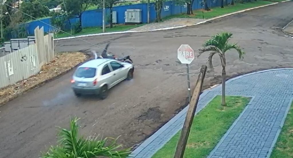 Motociclista é arremessada longe da moto ao colidir carro no Claudete