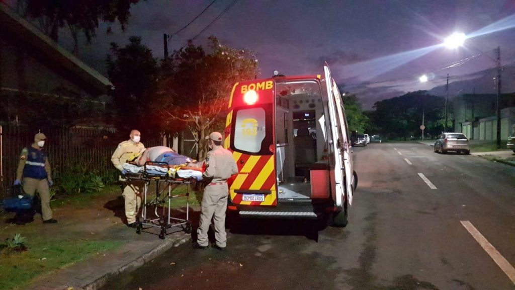 Idoso sofre corte na cabeça após queda no Universitário