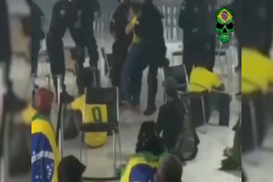 ‘Acabou a brincadeira!’ PM dá rasteira em mulher durante prisões no Planalto
