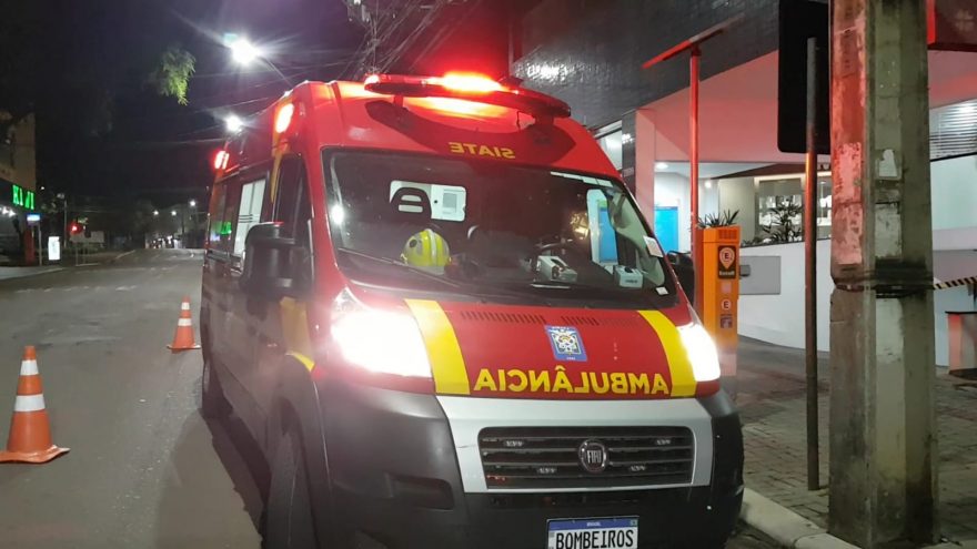 Idosa sofre queda em quarto de hotel e Siate presta atendimento, no centro