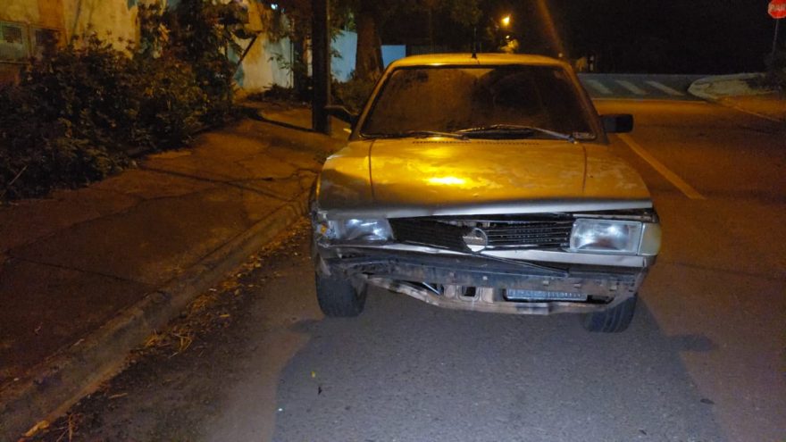 Gol quadrado é abandonado após acidente no bairro Interlagos