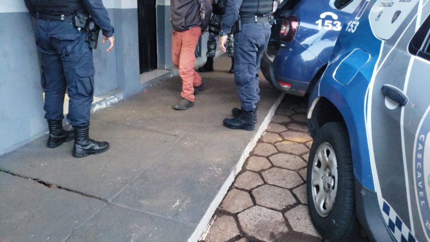 Homem acusado de bater na mulher é detido no bairro Santa Felicidade