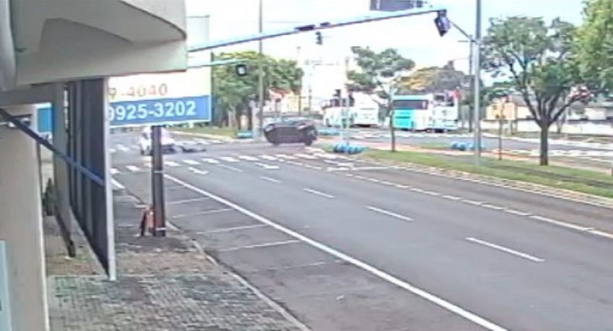 Câmera flagra Fiat Uno tombando após colisão no São Cristóvão