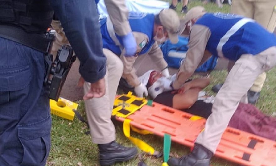 Após esfaquear homem, rapaz é agredido na Avenida Tancredo Neves