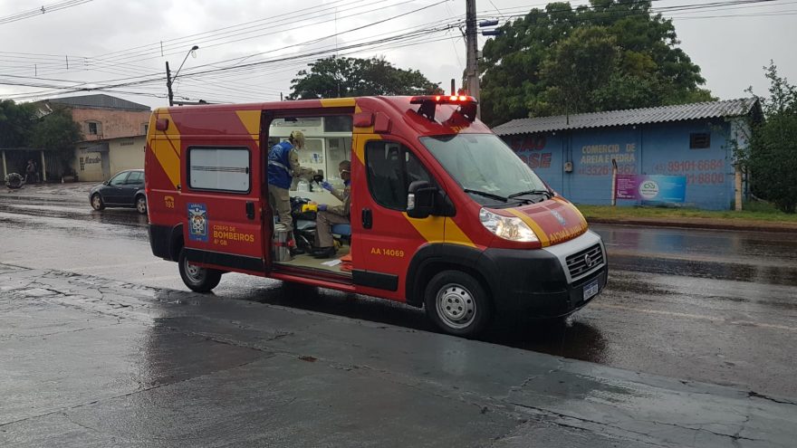 Mulher fica ferida após colisão entre carro e moto no Centro