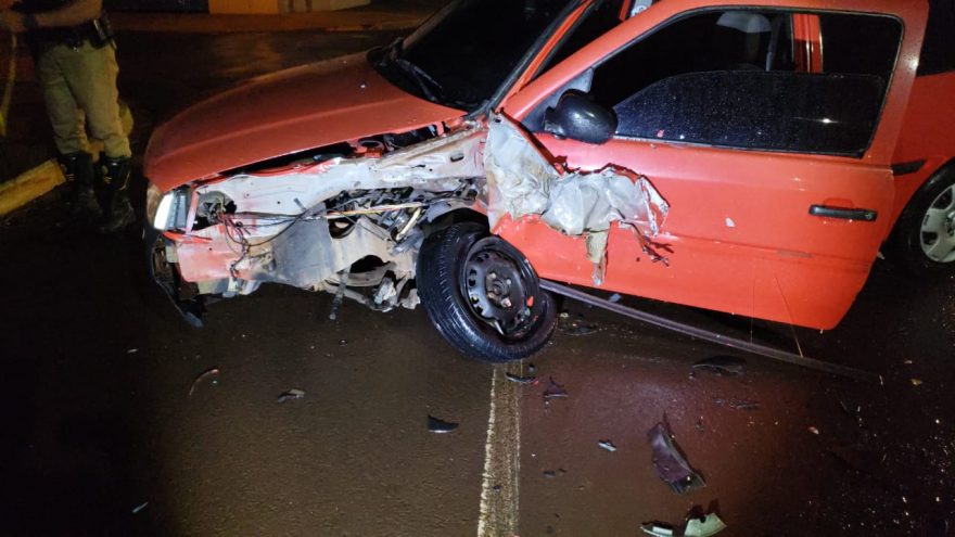 Veículos ficam destruídos após colisão na Av. Tito Muffato