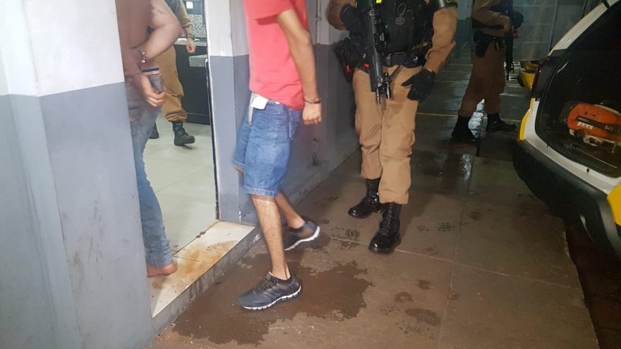 Homens são detidos e Palio é apreendido durante ação da PM no Bairro Morumbi
