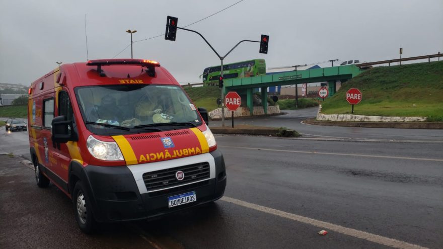 Jovem fica ferido em acidente de trânsito na Marginal da BR-277