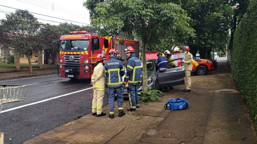 Motorista de Mercedes fica desacordado após acidente e Bombeiros quebram vidro de carro para fazer resgate