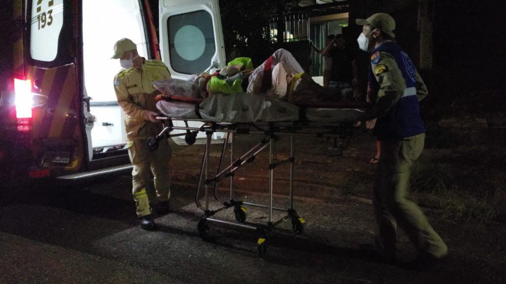 Idosa de 84 anos tem suspeita de fratura após queda no bairro Periolo Idosa de 84 anos tem suspeita de fratura após queda no bairro Periolo