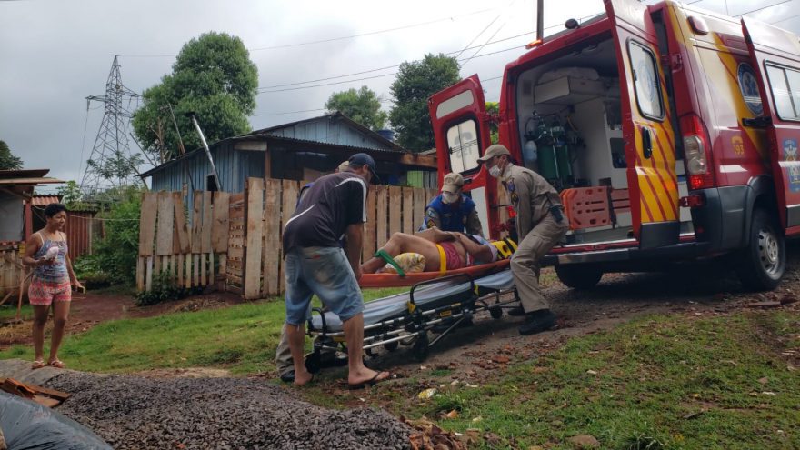 Mulher sofre contusão na coxa após queda no Melissa