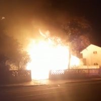 Imagens feitas por moradores mostram incêndio monstruoso que destruiu casa na Rua Bom Jesus Imagem referente a Imagens feitas por moradores mostram incêndio monstruoso que destruiu casa na Rua Bom Jesus