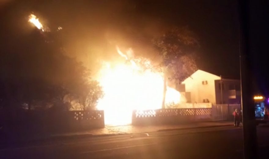 Imagens feitas por moradores mostram incêndio monstruoso que destruiu casa na Rua Bom Jesus