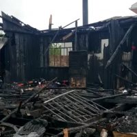 Enxoval de bebê que vai nascer estava na residência consumida pelas chamas Imagem referente a Enxoval de bebê que vai nascer estava na residência consumida pelas chamas