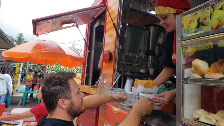 Apaixonados por pastel com caldo de cana lotam a Feira do Teatro em Cascavel