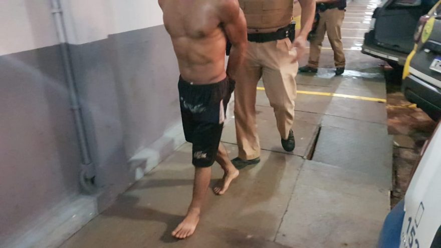 Mulher bate carro em caminhonete estacionada e é presa por embriaguez ao volante