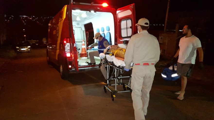 Jovem é baleado no peito e no ombro e pede ajuda a moradores no Belmonte