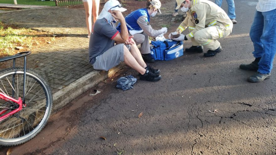 Ao ser atacado por cachorro, ciclista muda de direção, bate contra carro e quebra o braço