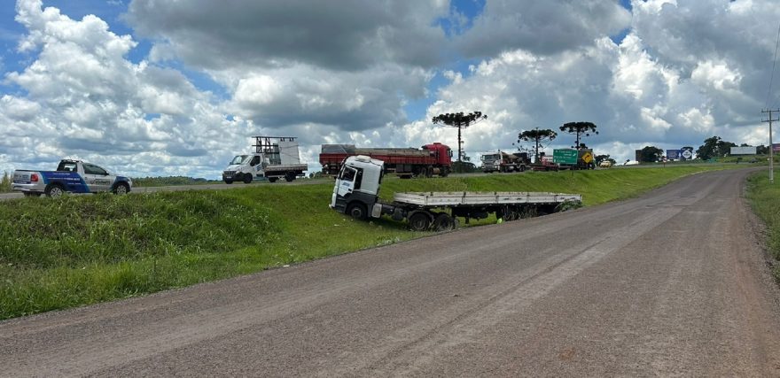 Caminhão sai da pista na BR-369