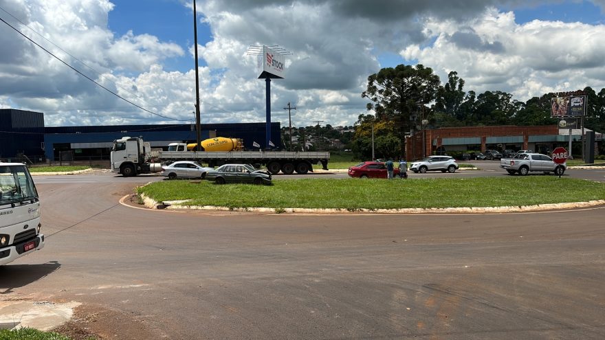 Passageiro de carro com placas do Paraguai fica ferido após colisão no Trevo da Portal