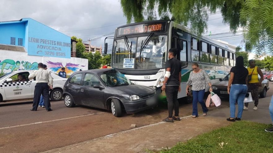 Ônibus e Corsa colidem no Bairro Coqueiral