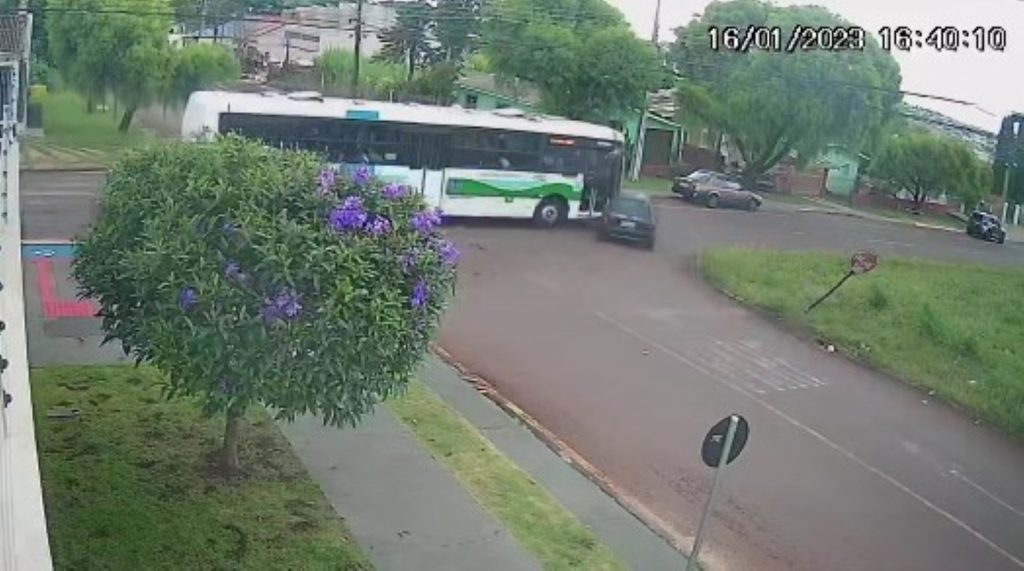 Vídeo: forte colisão entre ônibus e Corsa no Coqueiral