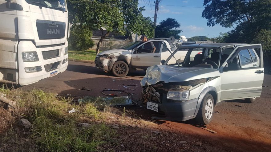 Forte colisão entre carros é registrada no Parque São Paulo
