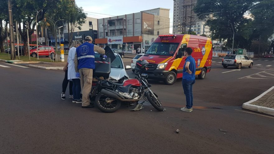 Motociclista fica ferido em colisão de trânsito na Avenida Brasil, no Centro
